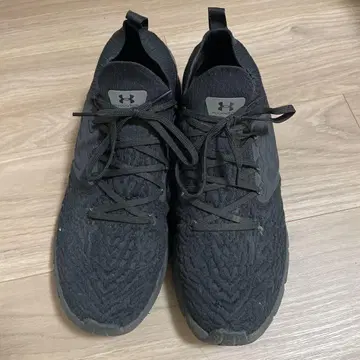 Under Armour 블랙 러닝화