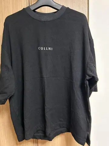 CULLNI 블랙 오버 사이즈 티셔츠