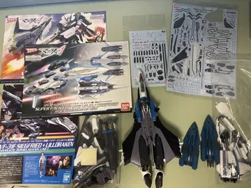 반다이 1/72 VF-31F 지크프리드