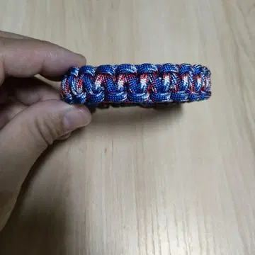 파라슈트 코드로 만들어진 팔찌