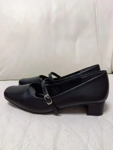 블랙 스트랩 펌프스 로우힐