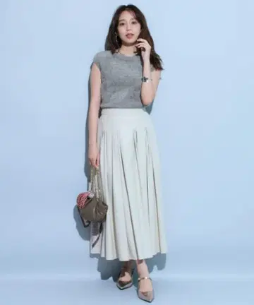 새상품 저스길리티 소프트 가죽 턱 플레어 스커트