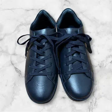 A.P.C. 네이비 스니커즈