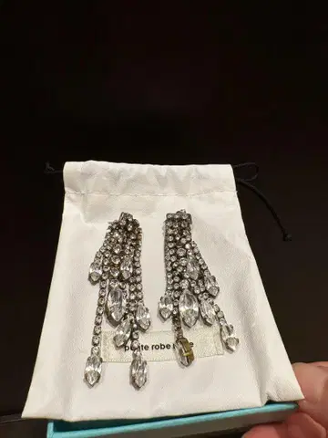 petite robe noire 귀걸이
