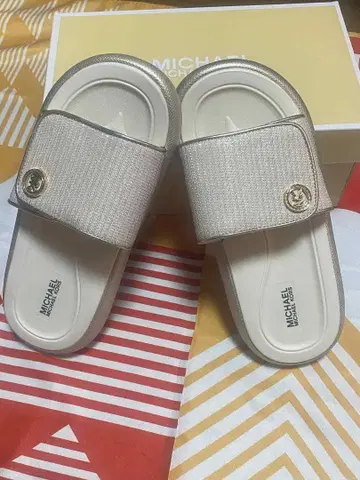 MICHAEL KORS 베이지 샌들