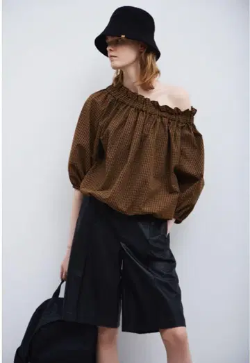 Mila Owen 뒷 리본 볼륨 오프숄더 블라우스