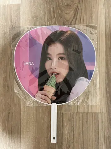 TWICE SANA 부채 팝업 스토어