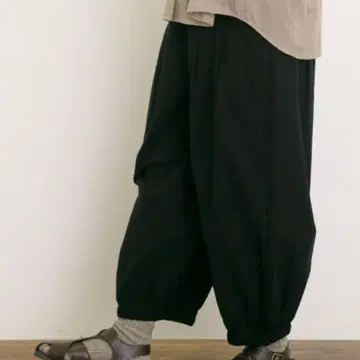 사만사 모스모스 면린넨 평직 허리 절개 개더 벌룬 팬츠 (블랙)