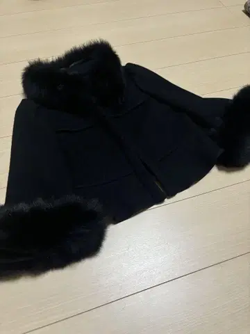 퍼 달린 블랙 판초 코트