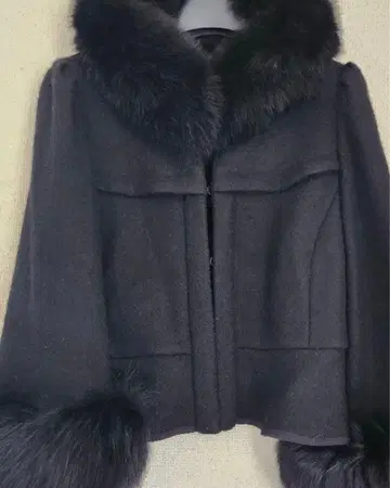 퍼 달린 블랙 판초 코트