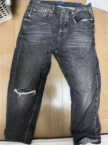 데미지 가공 다크 그레이 스트레이트 청바지