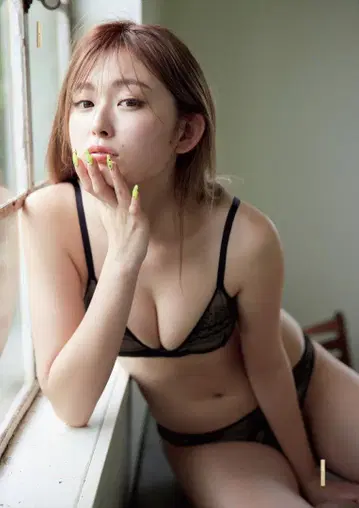 미유차미 블랙 레이스 브라 A1 광택 사진 포스터