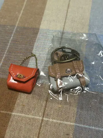가방 미니어처 키링과 배지