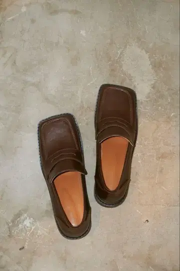 브라운 가죽 스퀘어토 신발