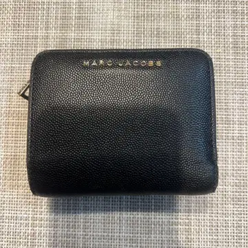 MARC JACOBS 블랙 가죽 접이식 지갑