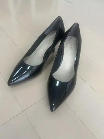 블랙 스틸레토 펌프스 중간 힐