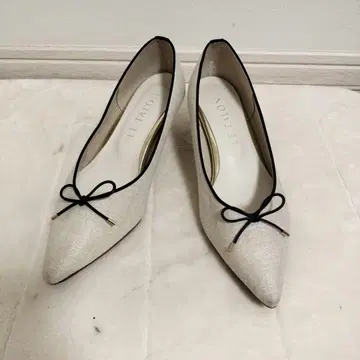 [새상품급] LE TALON 탈론 펌프스 화이트 리본 24.5cm