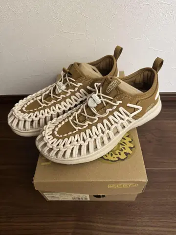 새상품 KEEN Uneek 브라운/화이트 스포츠 샌들 25.5cm