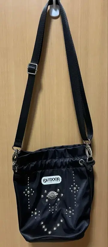 OUTDOOR PRODUCTS 스터드 숄더백