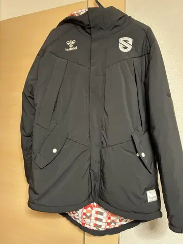 시가 레이크스 hummel 후드 부착 블랙 패딩 자켓
