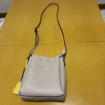 베이지 가죽 숄더백