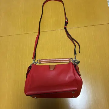 레드 숄더백 핸들 포함