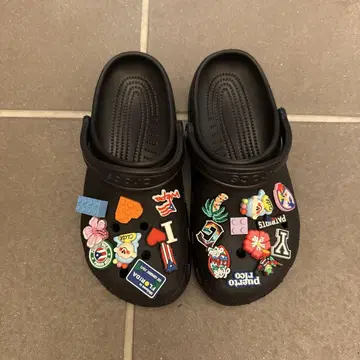 Crocs 블랙 클로그 샌들 패치 포함