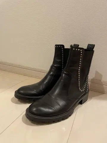 ZARA 스터드 장식 블랙 가죽 사이드 고어 부츠