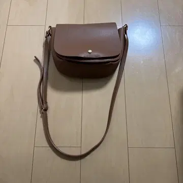 브라운 숄더백 합성 피혁