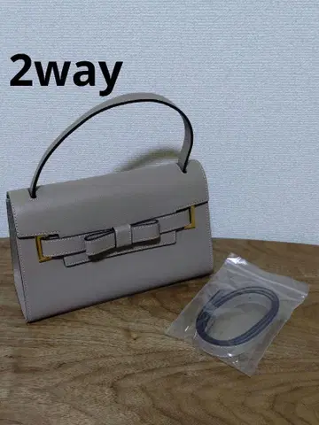 리본 포함 베이지 핸드백