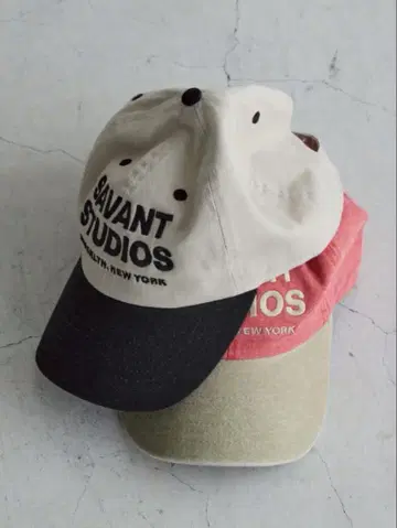SAVANT STUDIOS 베이지 캡 빨간색