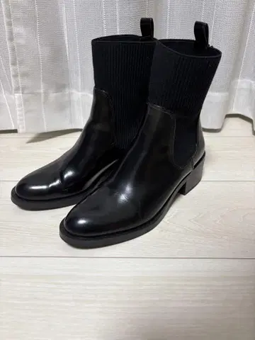 ZARA 에나멜 가죽풍 첼시 숏부츠