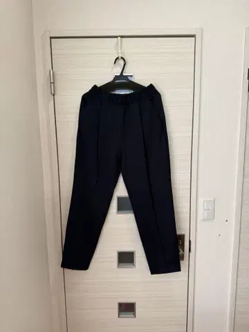OHGA 네이비 허리밴딩 테이퍼드 팬츠