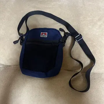 네이비 나일론 숄더백 메쉬 포켓 부착