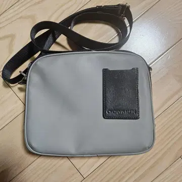 Calvin Klein 숄더백 그레이