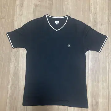 CK V넥 T셔츠 블랙