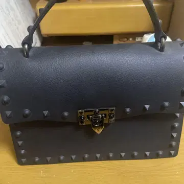 스터드 장식 블랙 핸드백