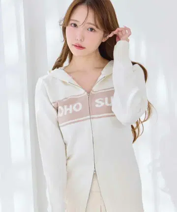 NICE CLAUP 지퍼 로고 자카드 니트 화이트