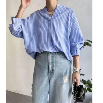 DOUDOU 소재 절개 스트라이프 블라우스