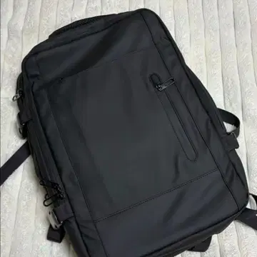 USB 포트 포함 블랙 백팩