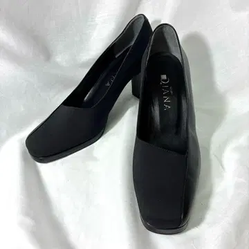 [새상품급] DIANA 블랙 하이힐 스퀘어토 23.5cm