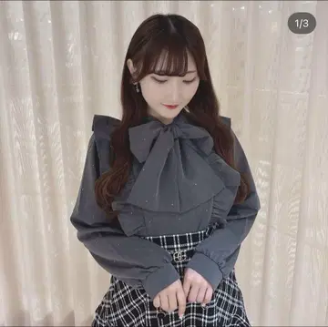 에블린 라메 리본 블라우스 그레이
