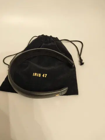 새상품급 IRIS 47 이리스 가죽 와이드 밴딩 블랙 더스트백 포함