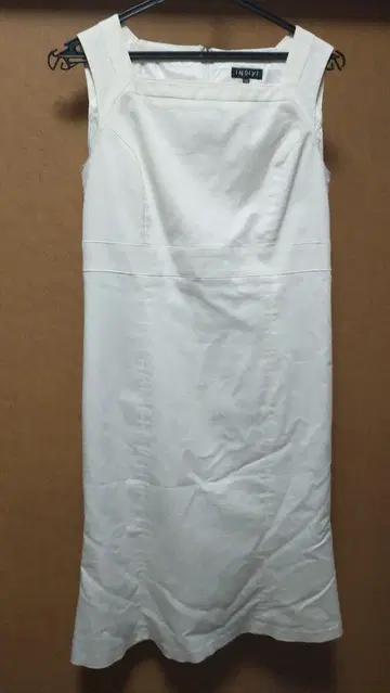 아이보리 슬리브리스 무릎 기장 원피스