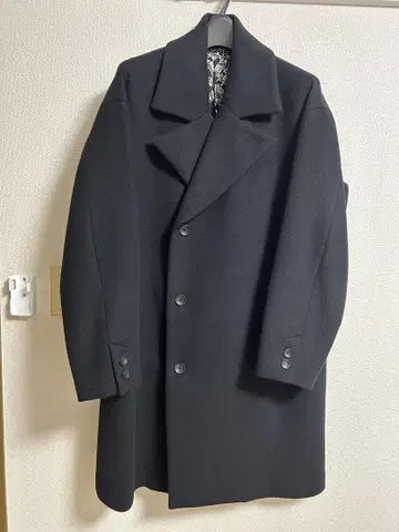 블랙 체스터 코트 음표 패턴 안감