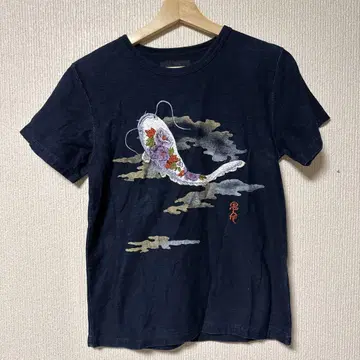 오스티아 재팬 의류 코로몰 메기 반팔 티셔츠 메기 자수 SS