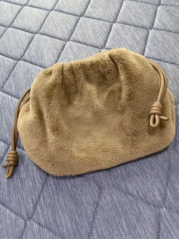 베이지 퍼 스타일 복조리형 핸드백