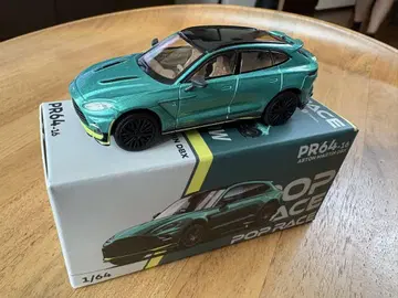 POP RACE Aston Martin DBX 1/64