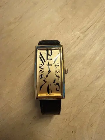 연내 완판 Tissot 바나나 워치 아날로그 손목시계 골드/블랙