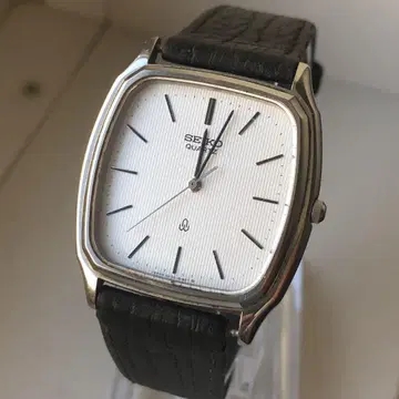 SEIKO 세이코 샤리오 스퀘어 작동품 쿼츠 손목시계 화이트